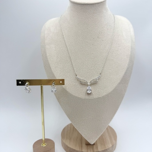 Vintage Avon Signed Elegant Silver Tone Rhinestone Necklace and Earring Set - Picture 1 of 7